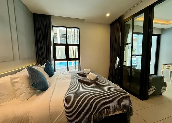 Poolside 1 Bedroom, 10 Mins Walk To Beach