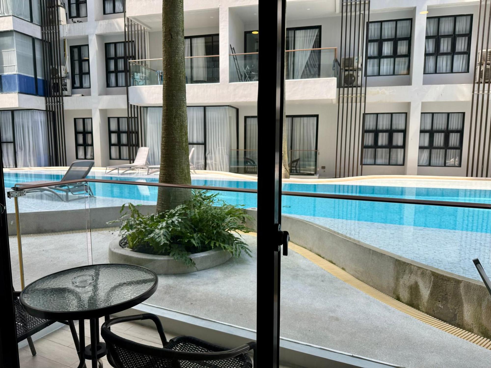 Poolside 1 Bedroom, 10 Mins Walk To