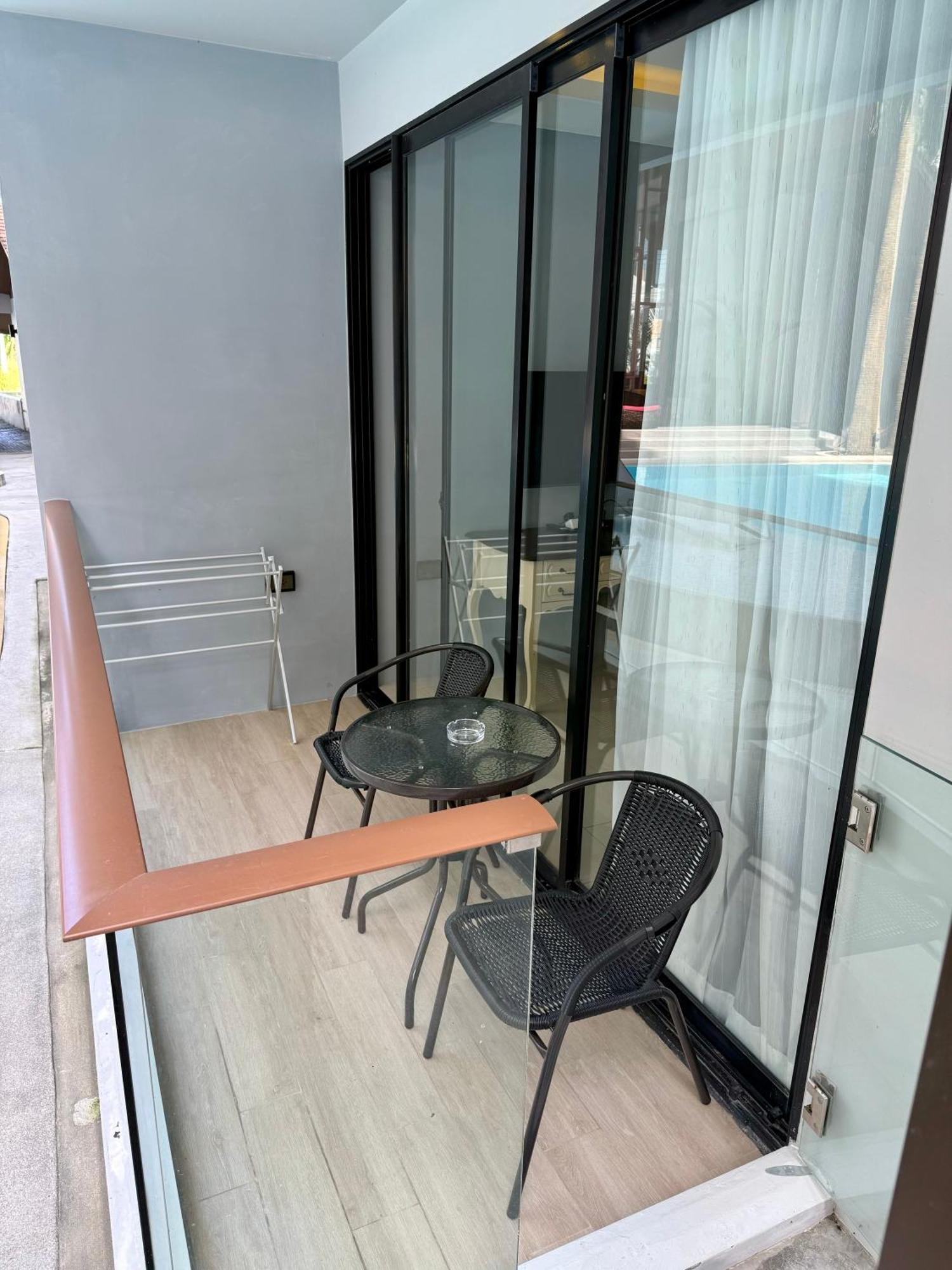 Poolside 1 Bedroom, 10 Mins Walk To อพาร์ทเม้น หาดสุรินทร์