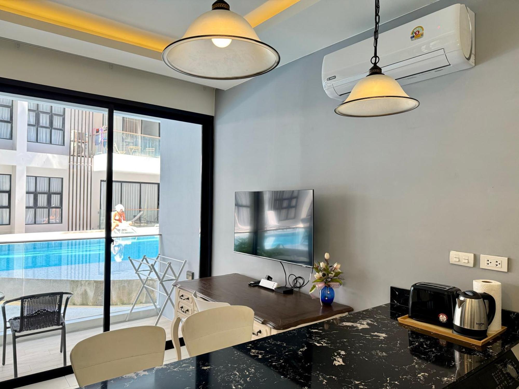 Poolside 1 Bedroom, 10 Mins Walk To อพาร์ทเม้น *